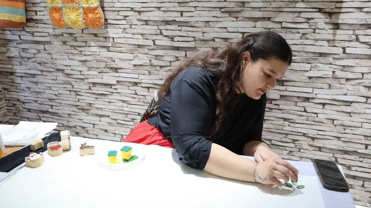 Adana’da Dikiş Makinesiyle İlk Kez Tanıştı: Şimdi Siparişlere Yetişemiyor! 1